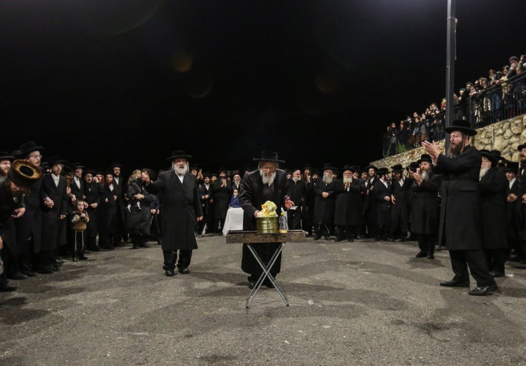 תיעוד: האדמו"ר מפינסק קרלין עם חסידיו במירון