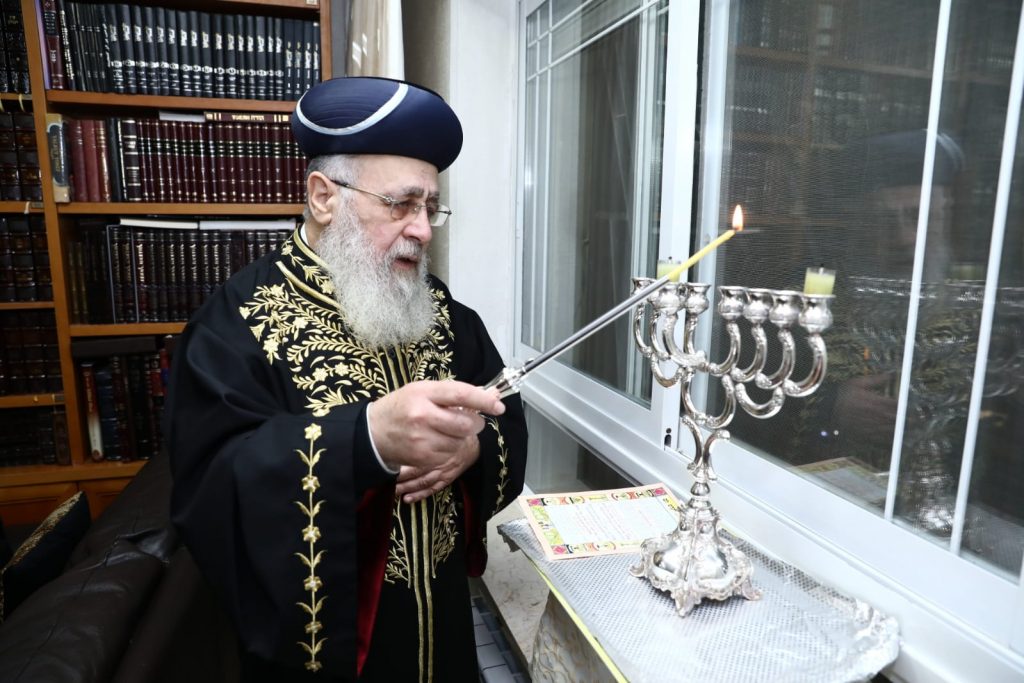 תיעוד: הראשון לציון הגר"י יוסף בהדלקת נר ראשון