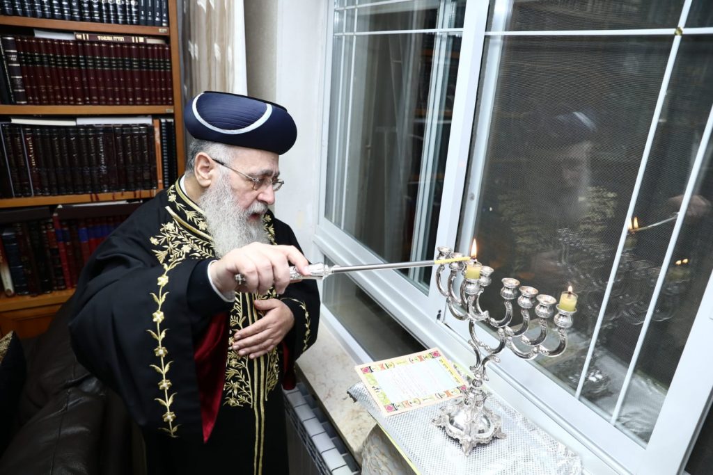 תיעוד: הראשון לציון הגר"י יוסף בהדלקת נר ראשון