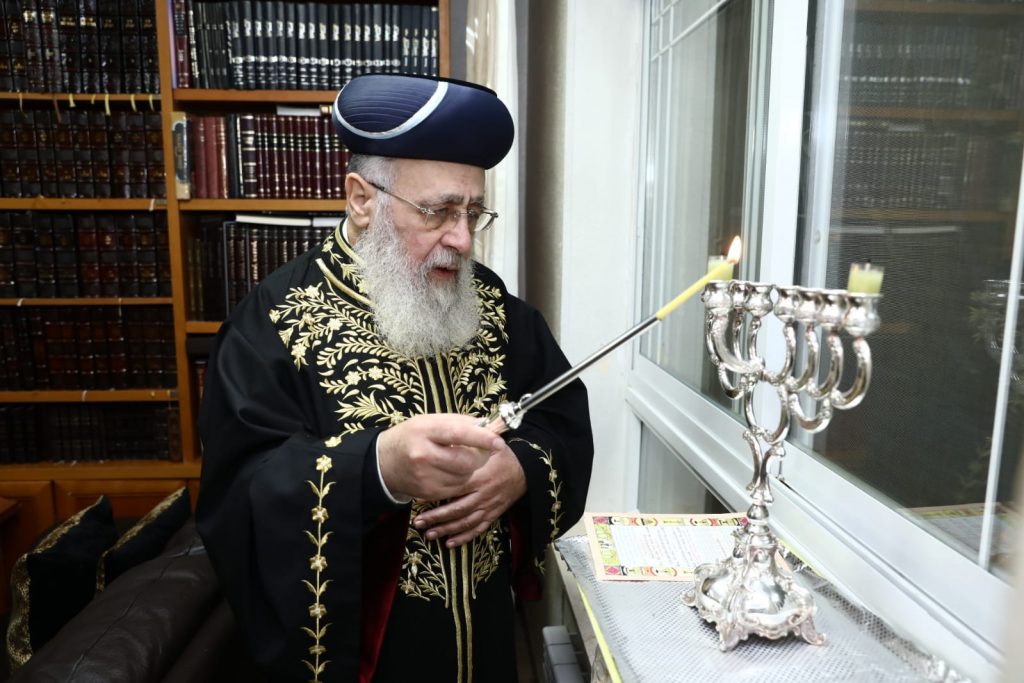 תיעוד: הראשון לציון הגר"י יוסף בהדלקת נר ראשון