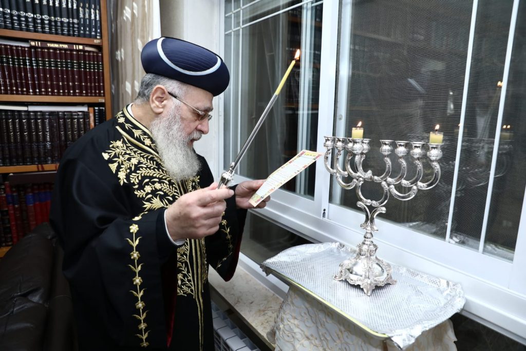 תיעוד: הראשון לציון הגר"י יוסף בהדלקת נר ראשון