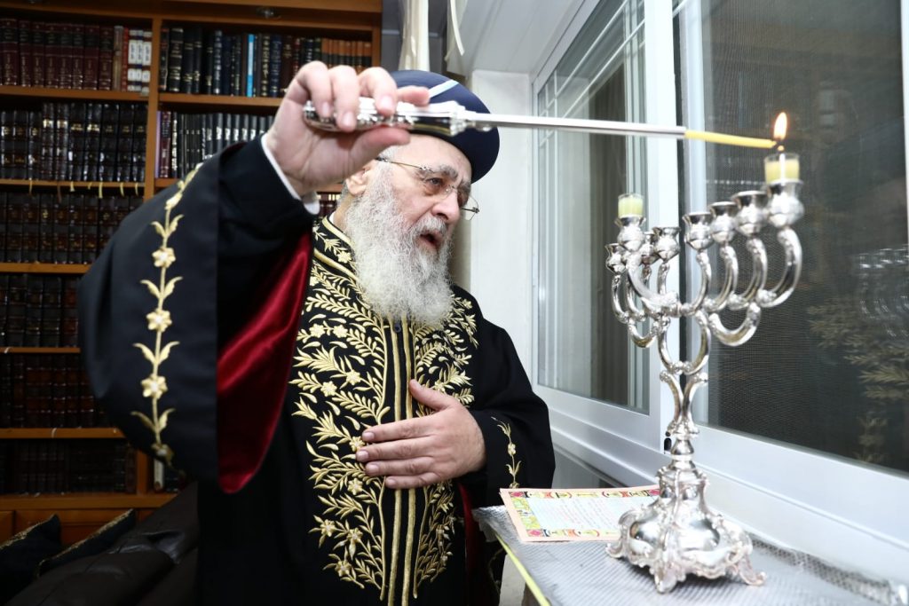 תיעוד: הראשון לציון הגר"י יוסף בהדלקת נר ראשון