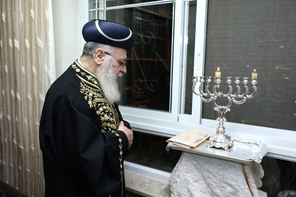 תיעוד: הראשון לציון הגר"י יוסף בהדלקת נר ראשון