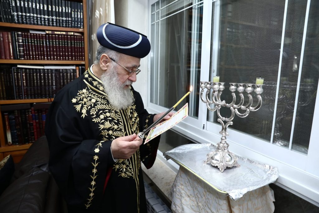 תיעוד: הראשון לציון הגר"י יוסף בהדלקת נר ראשון