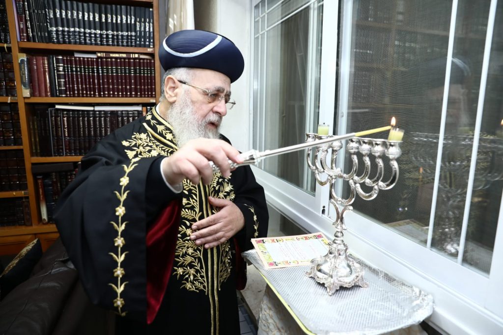 תיעוד: הראשון לציון הגר"י יוסף בהדלקת נר ראשון