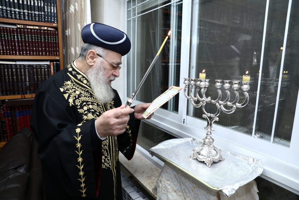 תיעוד: הראשון לציון הגר"י יוסף בהדלקת נר ראשון