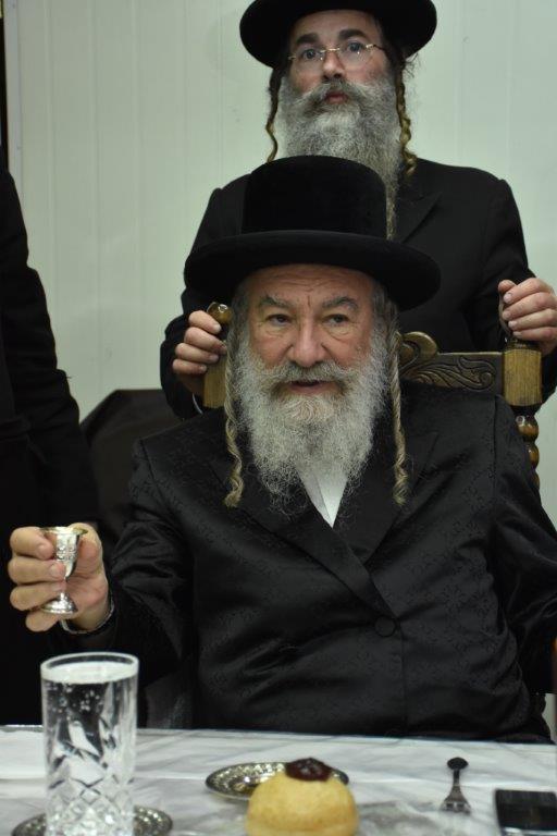 גלריה: האדמו"ר מאשלג בהדלקת נר ראשון חנוכה בביתו גלריה: האדמו"ר מאשלג בהדלקת נר ראשון חנוכה בביתו