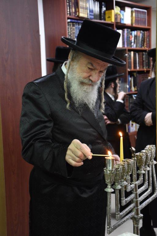 גלריה: האדמו"ר מאשלג בהדלקת נר ראשון חנוכה בביתו גלריה: האדמו"ר מאשלג בהדלקת נר ראשון חנוכה בביתו