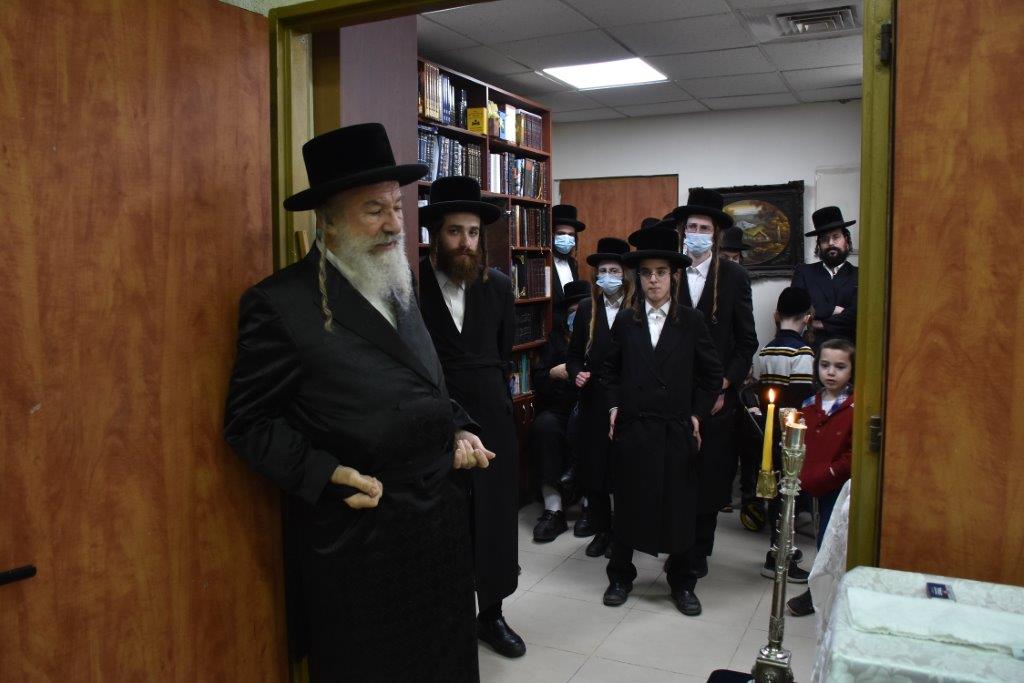 גלריה: האדמו"ר מאשלג בהדלקת נר ראשון חנוכה בביתו גלריה: האדמו"ר מאשלג בהדלקת נר ראשון חנוכה בביתו