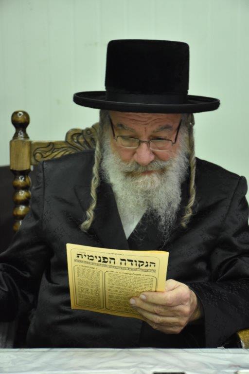 גלריה: האדמו"ר מאשלג בהדלקת נר ראשון חנוכה בביתו גלריה: האדמו"ר מאשלג בהדלקת נר ראשון חנוכה בביתו