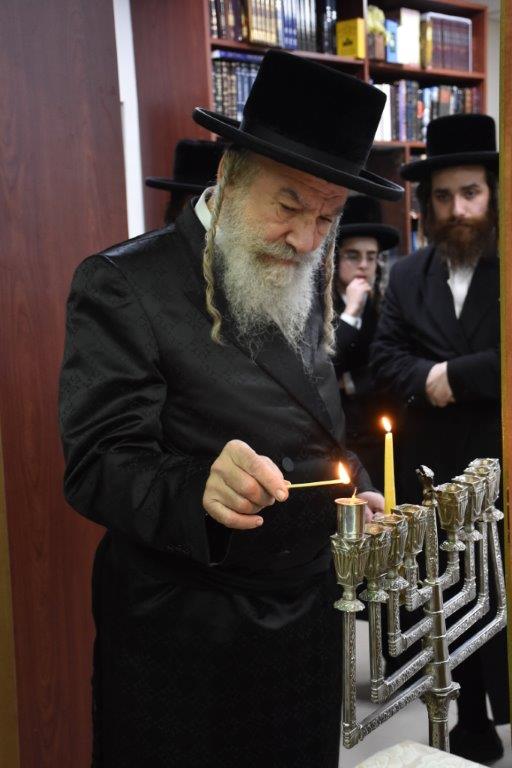גלריה: האדמו"ר מאשלג בהדלקת נר ראשון חנוכה בביתו גלריה: האדמו"ר מאשלג בהדלקת נר ראשון חנוכה בביתו