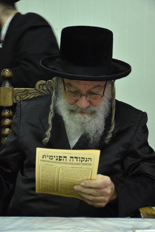 גלריה: האדמו"ר מאשלג בהדלקת נר ראשון חנוכה בביתו גלריה: האדמו"ר מאשלג בהדלקת נר ראשון חנוכה בביתו