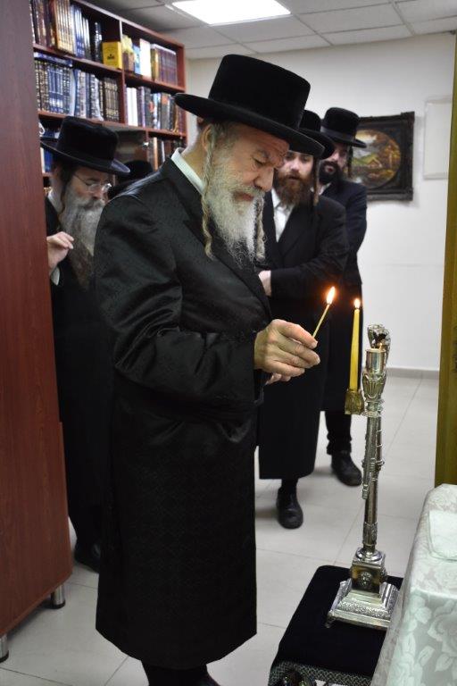 גלריה: האדמו"ר מאשלג בהדלקת נר ראשון חנוכה בביתו גלריה: האדמו"ר מאשלג בהדלקת נר ראשון חנוכה בביתו