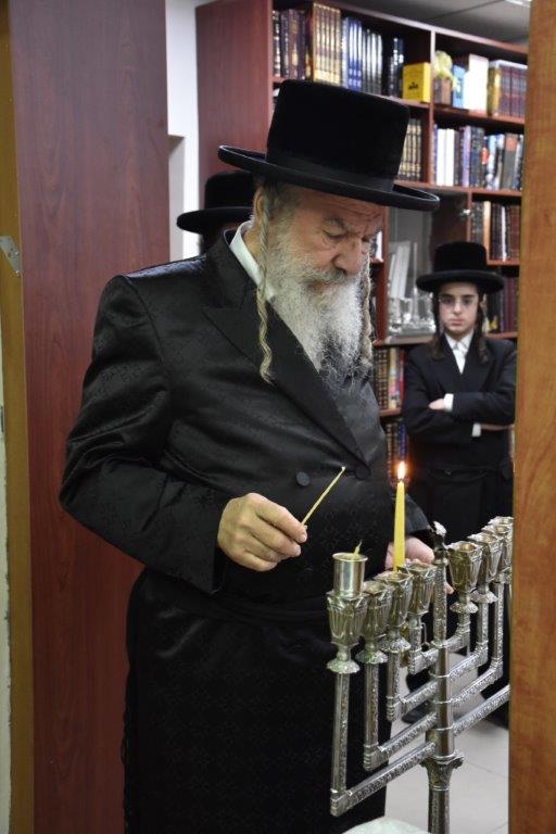 גלריה: האדמו"ר מאשלג בהדלקת נר ראשון חנוכה בביתו גלריה: האדמו"ר מאשלג בהדלקת נר ראשון חנוכה בביתו