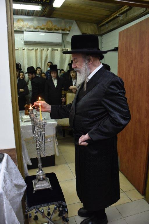 גלריה: האדמו"ר מאשלג בהדלקת נר ראשון חנוכה בביתו גלריה: האדמו"ר מאשלג בהדלקת נר ראשון חנוכה בביתו
