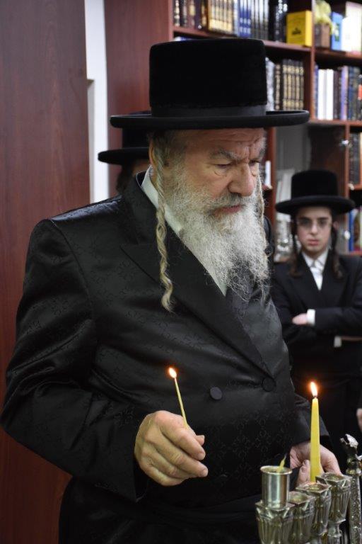 גלריה: האדמו"ר מאשלג בהדלקת נר ראשון חנוכה בביתו גלריה: האדמו"ר מאשלג בהדלקת נר ראשון חנוכה בביתו