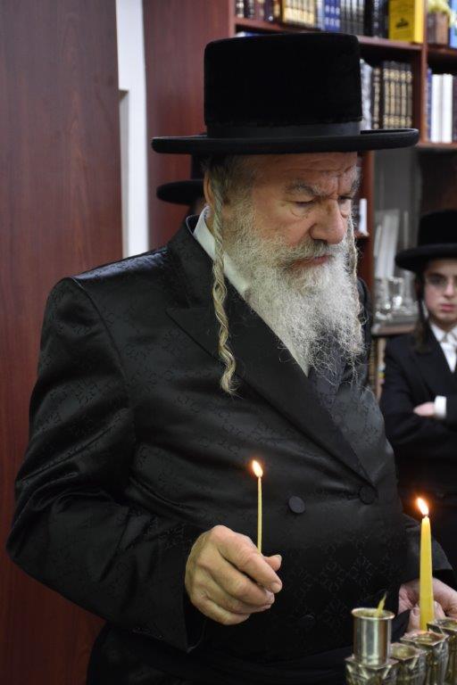 גלריה: האדמו"ר מאשלג בהדלקת נר ראשון חנוכה בביתו גלריה: האדמו"ר מאשלג בהדלקת נר ראשון חנוכה בביתו