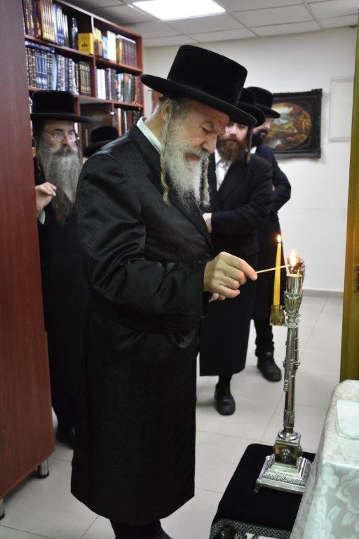 גלריה: האדמו"ר מאשלג בהדלקת נר ראשון חנוכה בביתו גלריה: האדמו"ר מאשלג בהדלקת נר ראשון חנוכה בביתו