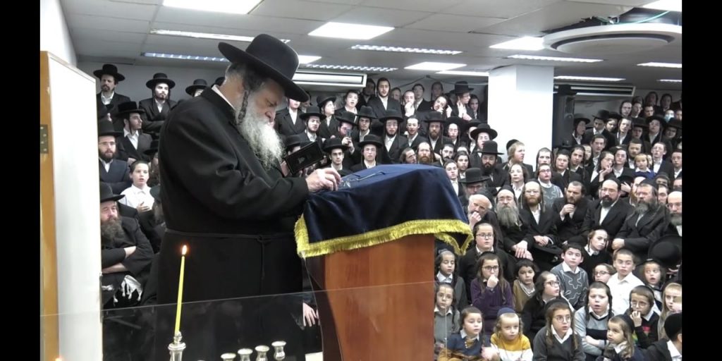 תיעוד: הדלקת נר ראשון אצל הגר"ש אלתר