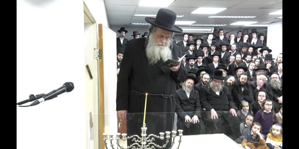 תיעוד: הדלקת נר ראשון אצל הגר"ש אלתר