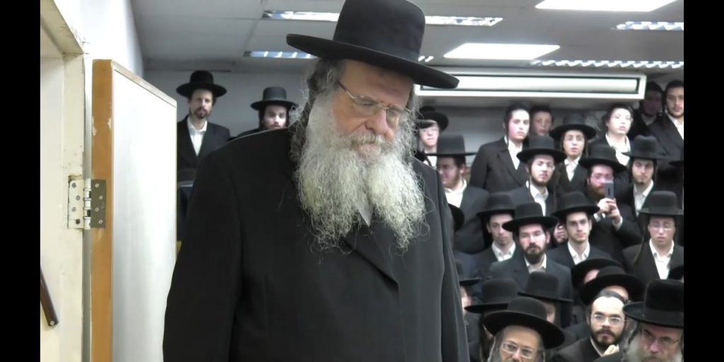 תיעוד: הדלקת נר ראשון אצל הגר"ש אלתר