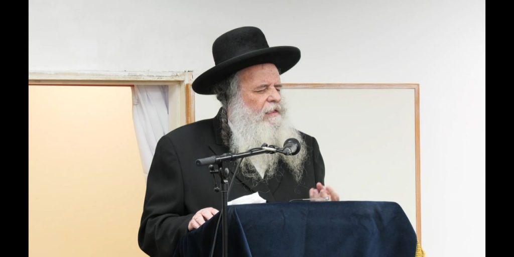 תיעוד: הדלקת נר ראשון אצל הגר"ש אלתר