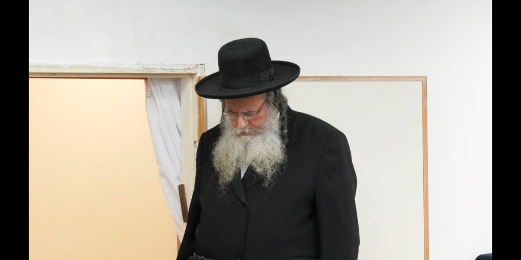 תיעוד: הדלקת נר ראשון אצל הגר"ש אלתר