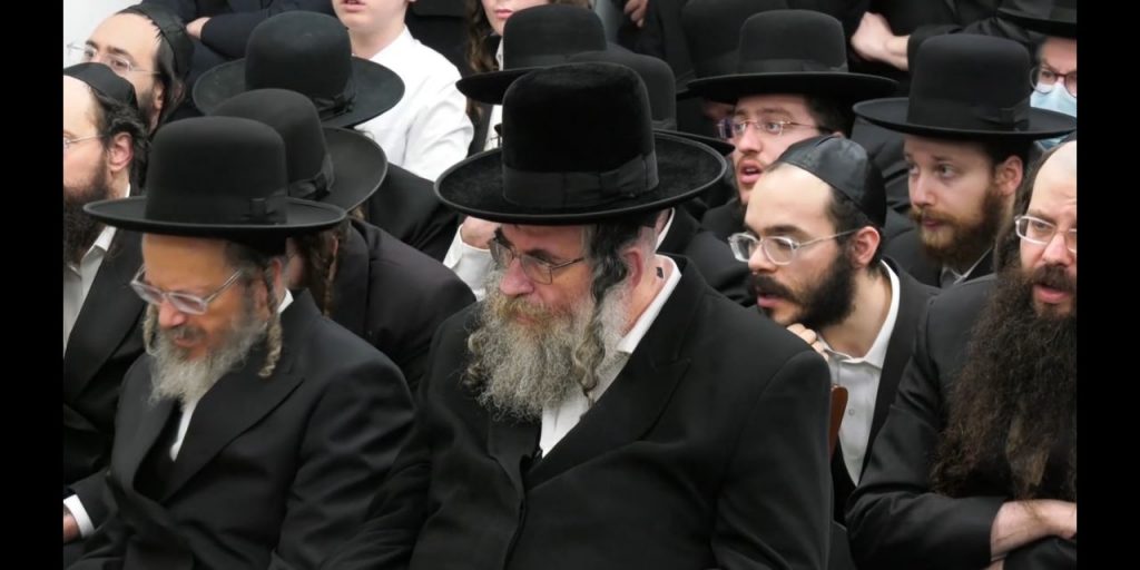 תיעוד: הדלקת נר ראשון אצל הגר"ש אלתר