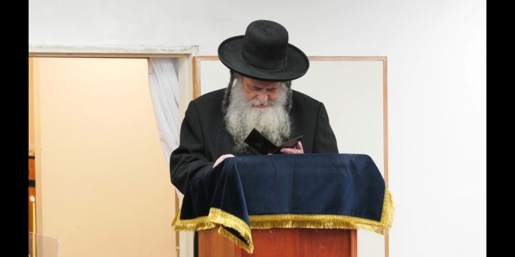 תיעוד: הדלקת נר ראשון אצל הגר"ש אלתר