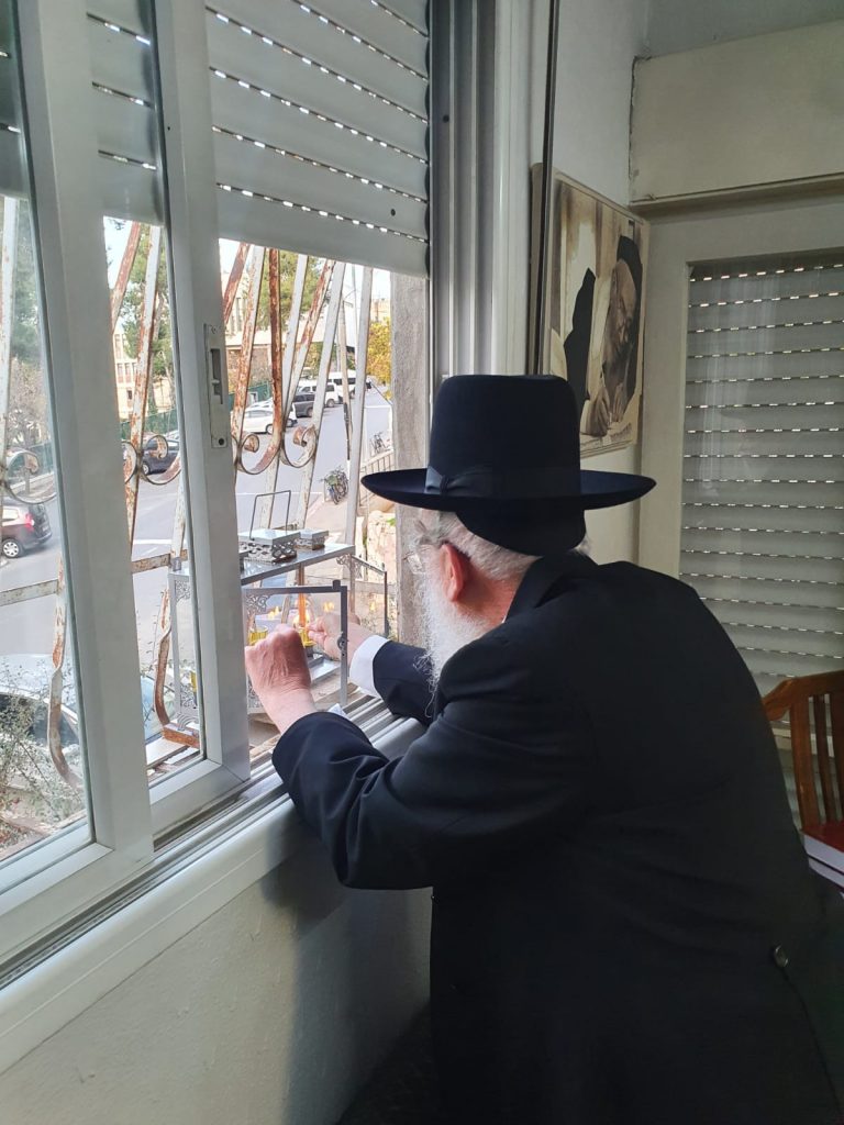 צפו: ההדלקה של הגר"ב אלישיב