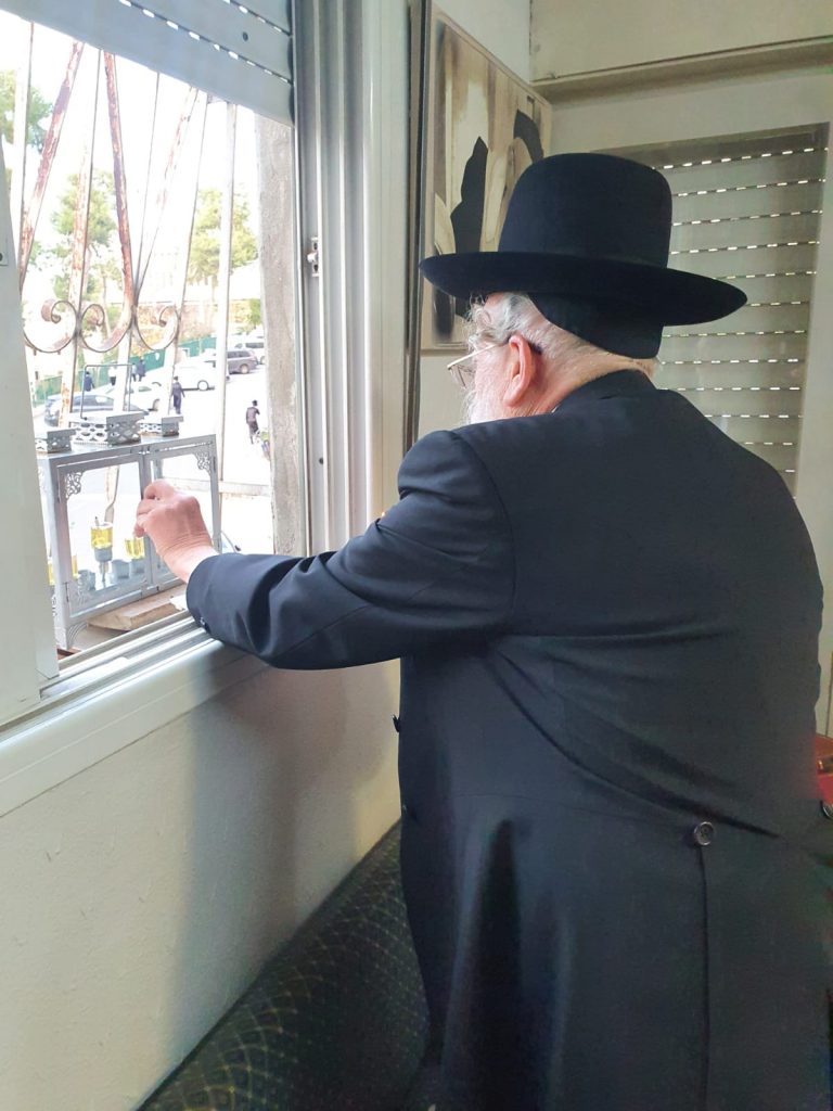 צפו: ההדלקה של הגר"ב אלישיב