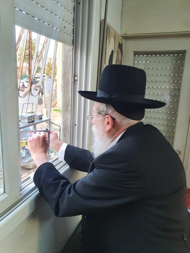 צפו: ההדלקה של הגר"ב אלישיב