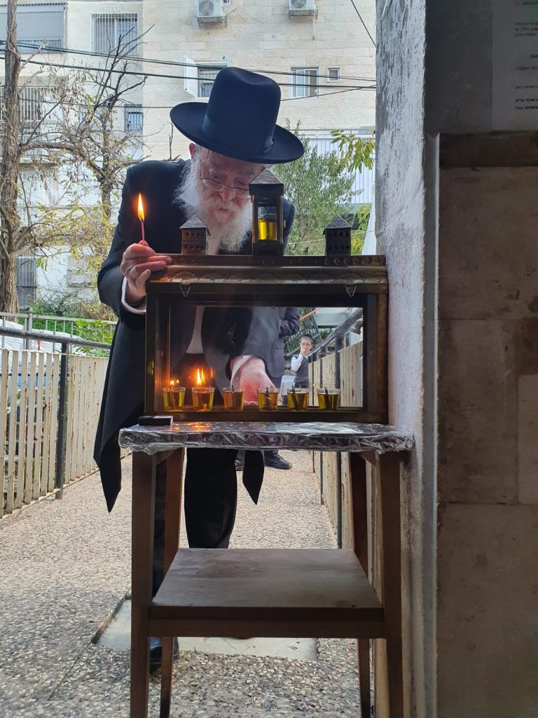 צפו: ההדלקה של הגר"ב אלישיב