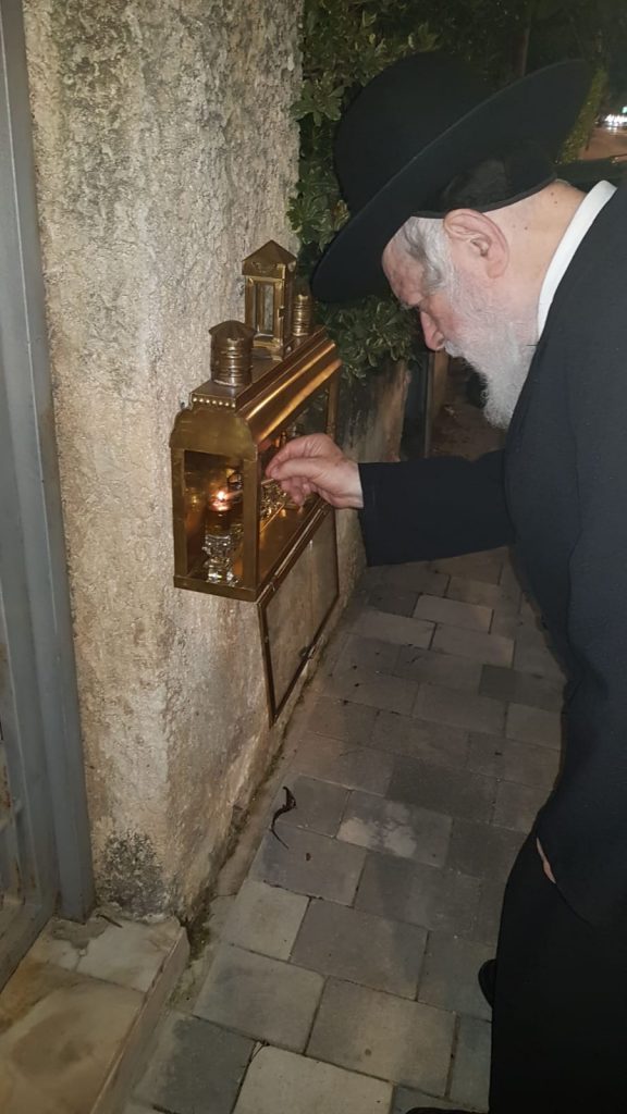 צפו: הגר"י זילברשטיין בהדלקת נר שלישי