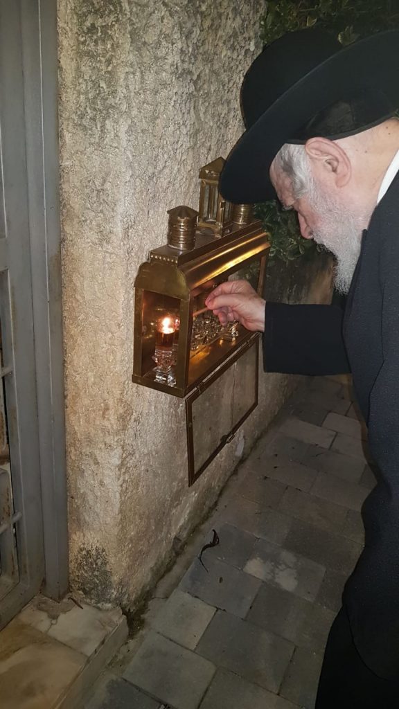 צפו: הגר"י זילברשטיין בהדלקת נר שלישי