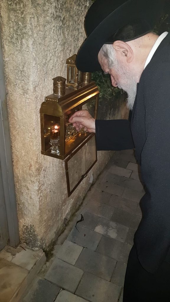 צפו: הגר"י זילברשטיין בהדלקת נר שלישי