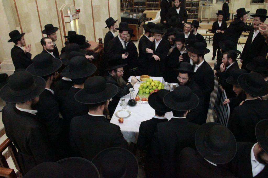 גלריה: האדמו"ר מווערצקי במסירת שיעור בישיבת גור