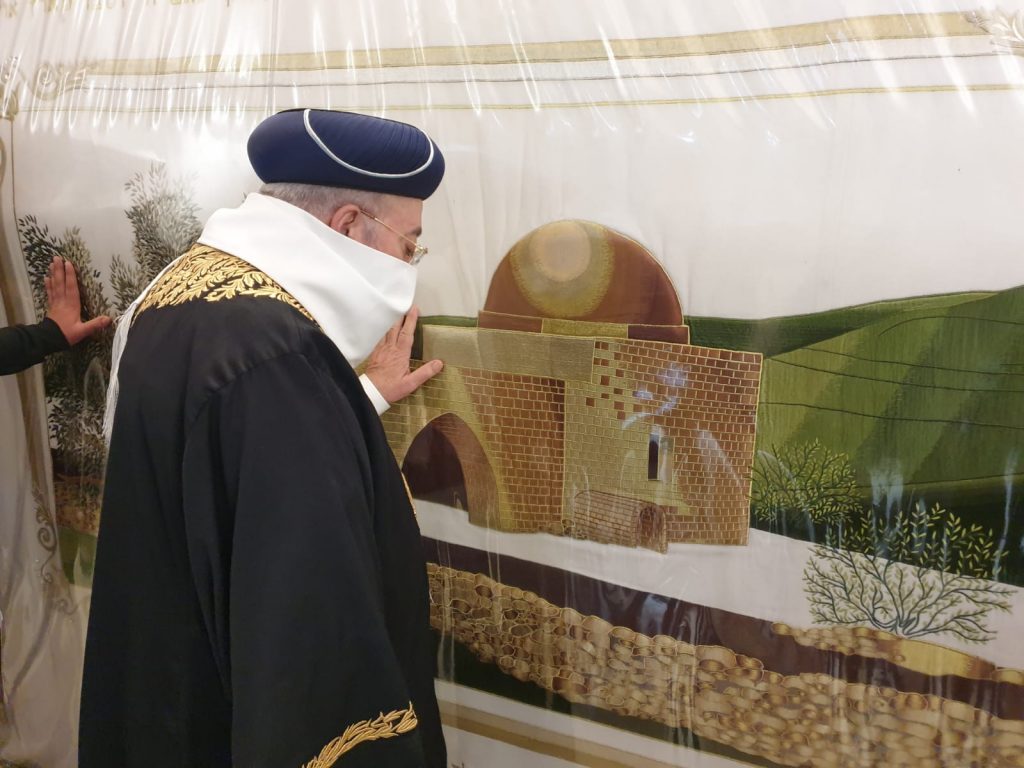 הראשון לציון הדליק נר חנוכה וערך תפילה בקבר רחל • צפו