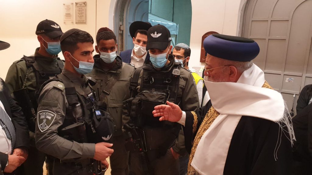 הראשון לציון הדליק נר חנוכה וערך תפילה בקבר רחל • צפו