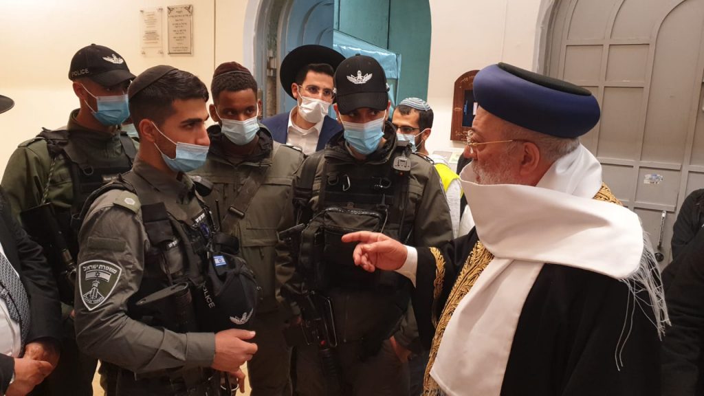 הראשון לציון הדליק נר חנוכה וערך תפילה בקבר רחל • צפו