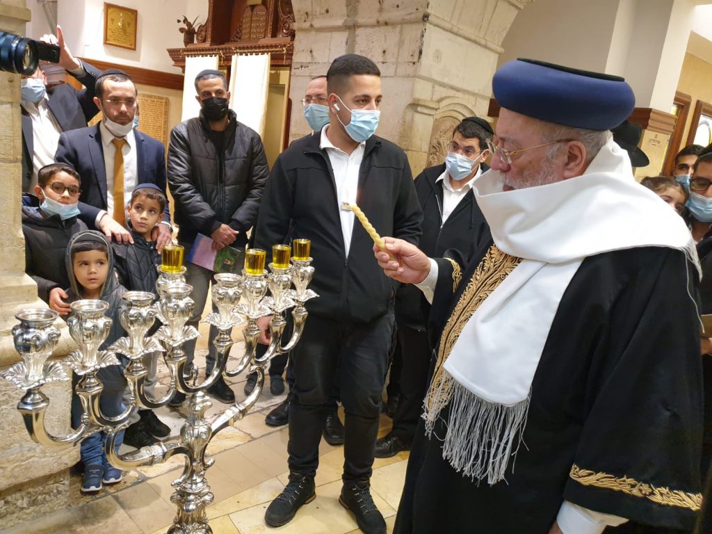 הראשון לציון הדליק נר חנוכה וערך תפילה בקבר רחל • צפו