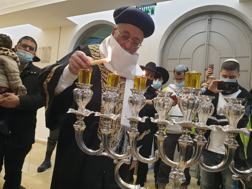 הראשון לציון הדליק נר חנוכה וערך תפילה בקבר רחל • צפו