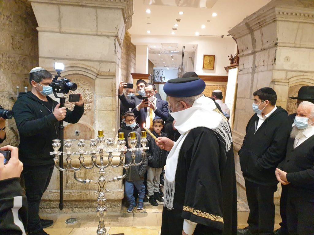 הראשון לציון הדליק נר חנוכה וערך תפילה בקבר רחל • צפו