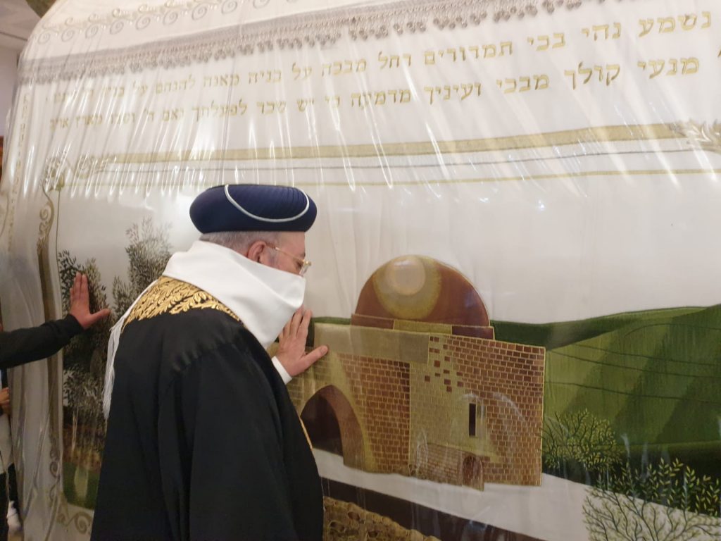 הראשון לציון הדליק נר חנוכה וערך תפילה בקבר רחל • צפו