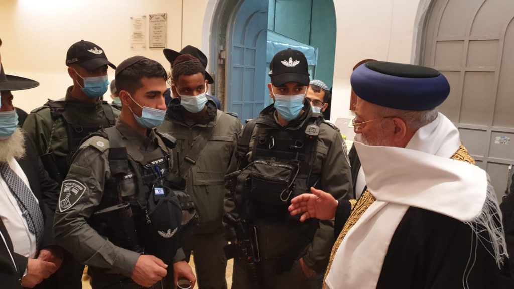 הראשון לציון הדליק נר חנוכה וערך תפילה בקבר רחל • צפו