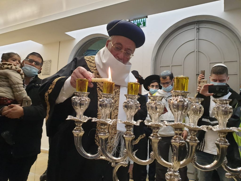 הראשון לציון הדליק נר חנוכה וערך תפילה בקבר רחל • צפו