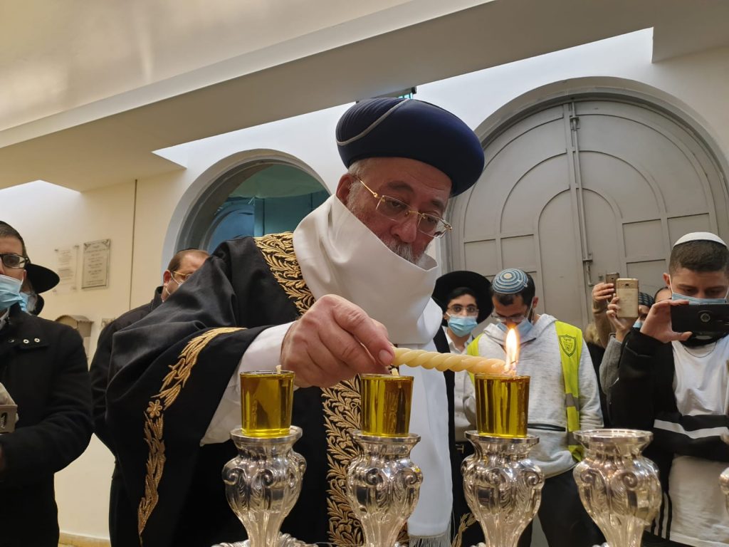 הראשון לציון הדליק נר חנוכה וערך תפילה בקבר רחל • צפו