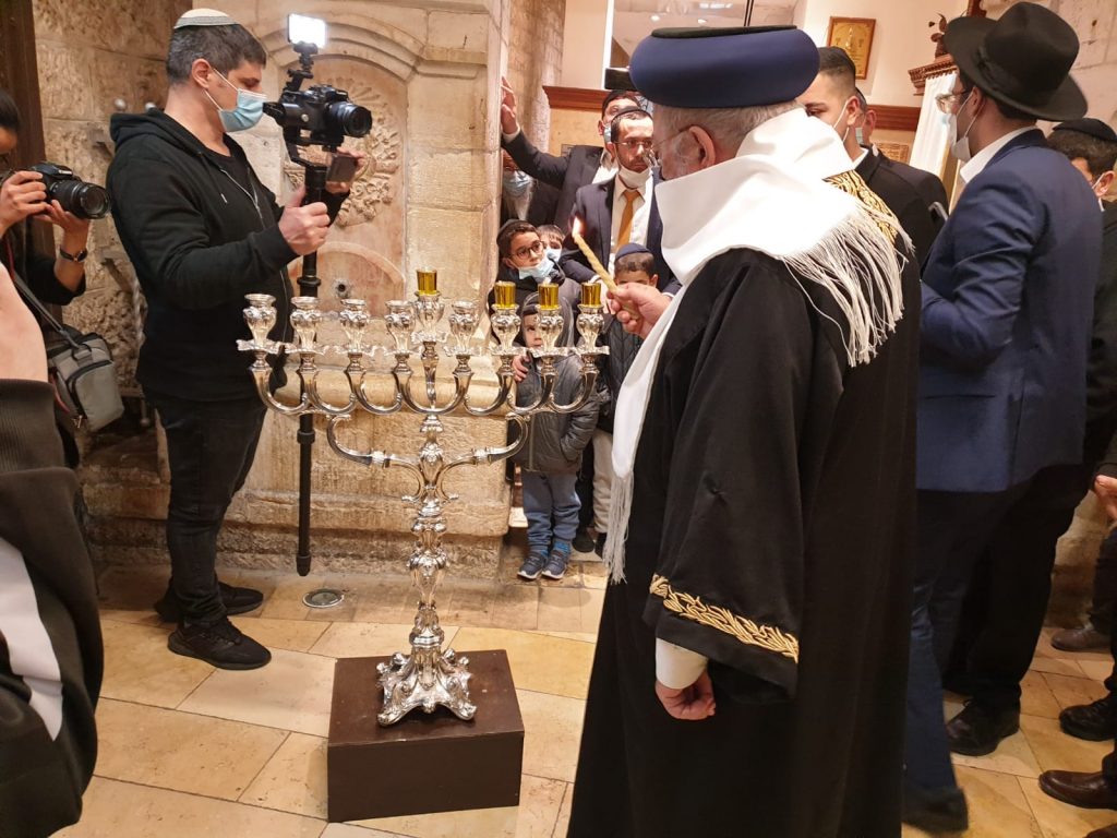 הראשון לציון הדליק נר חנוכה וערך תפילה בקבר רחל • צפו