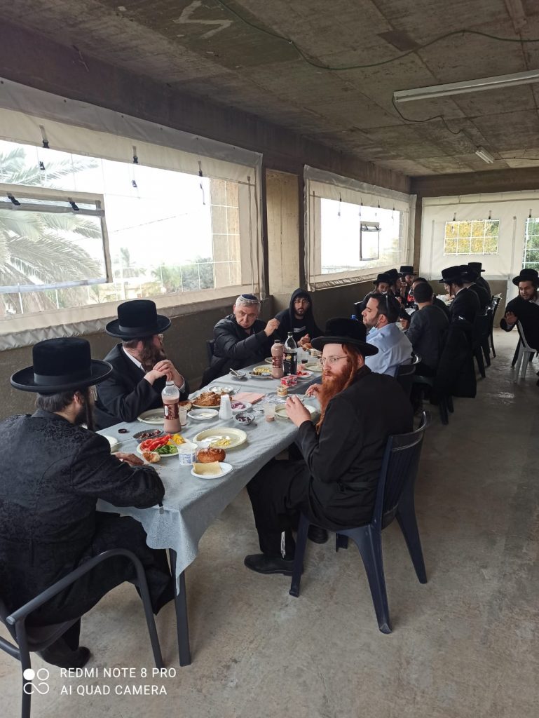 תיעוד: האדמו"ר הינוקא מלעלוב בסעודת הילולא תיעוד: האדמו"ר הינוקא מלעלוב בסעודת הילולא