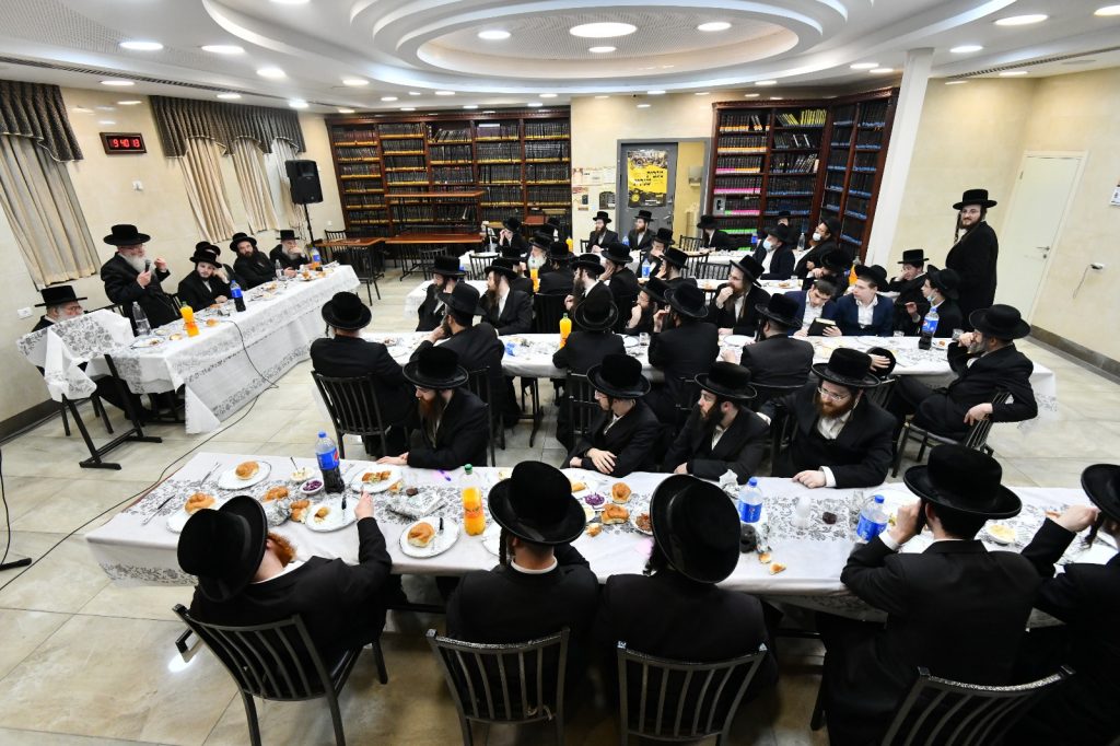 תיעוד: האדמו"ר הינוקא מלעלוב בסעודת הילולא תיעוד: האדמו"ר הינוקא מלעלוב בסעודת הילולא